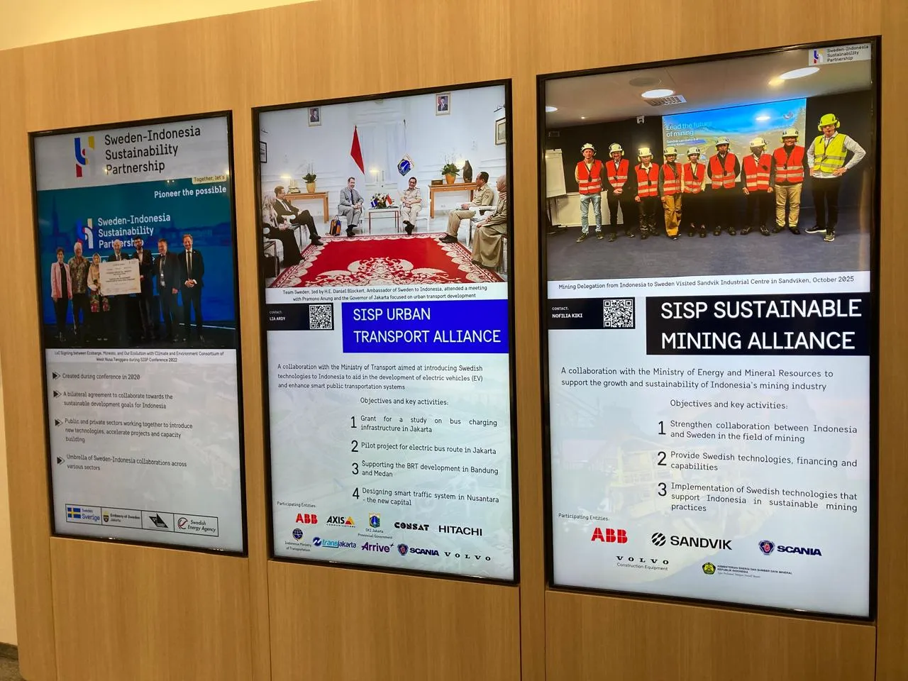 Deretan poster Sweden-Indonesia Sustainability Partnership di dinding, menampilkan kolaborasi dan contoh bisnis Swedia di Indonesia.