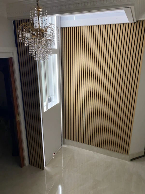 Area void rumah 2 lantai dengan panel dinding vertikal sebagai lokasi pemasangan lift rumah Ascenda