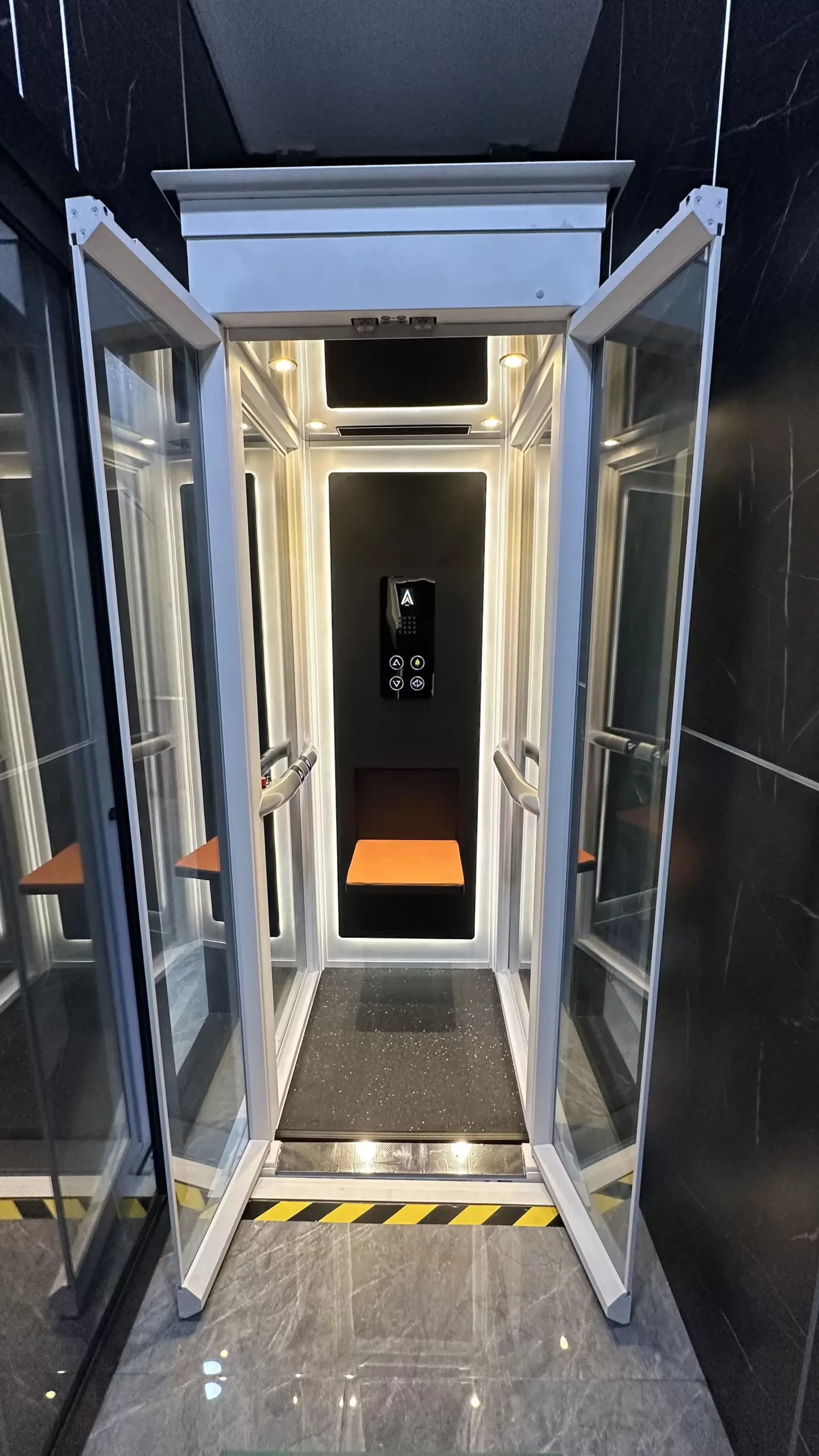 Interior lift ruko Ascenda by Cibes dengan desain ringkas untuk bangunan komersial dan townhouse modern
