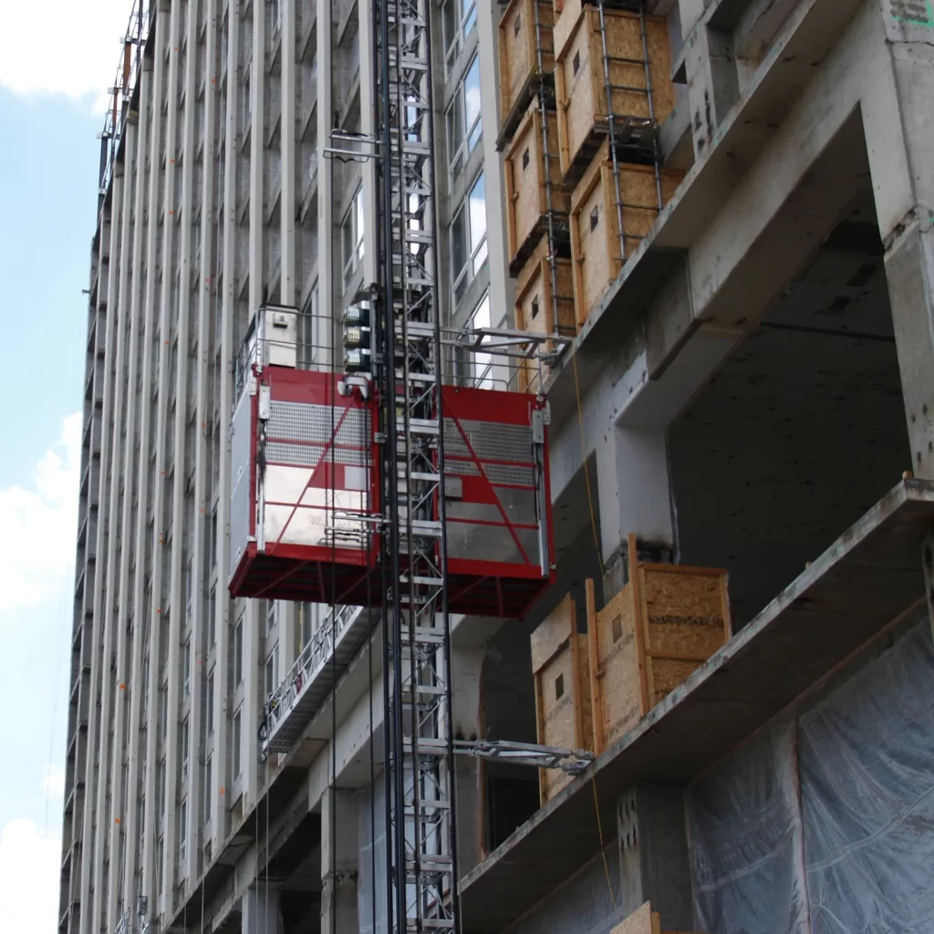 Lift barang konstruksi pada gedung bertingkat sebagai pembanding lift rumah yang dirancang untuk hunian pribadi