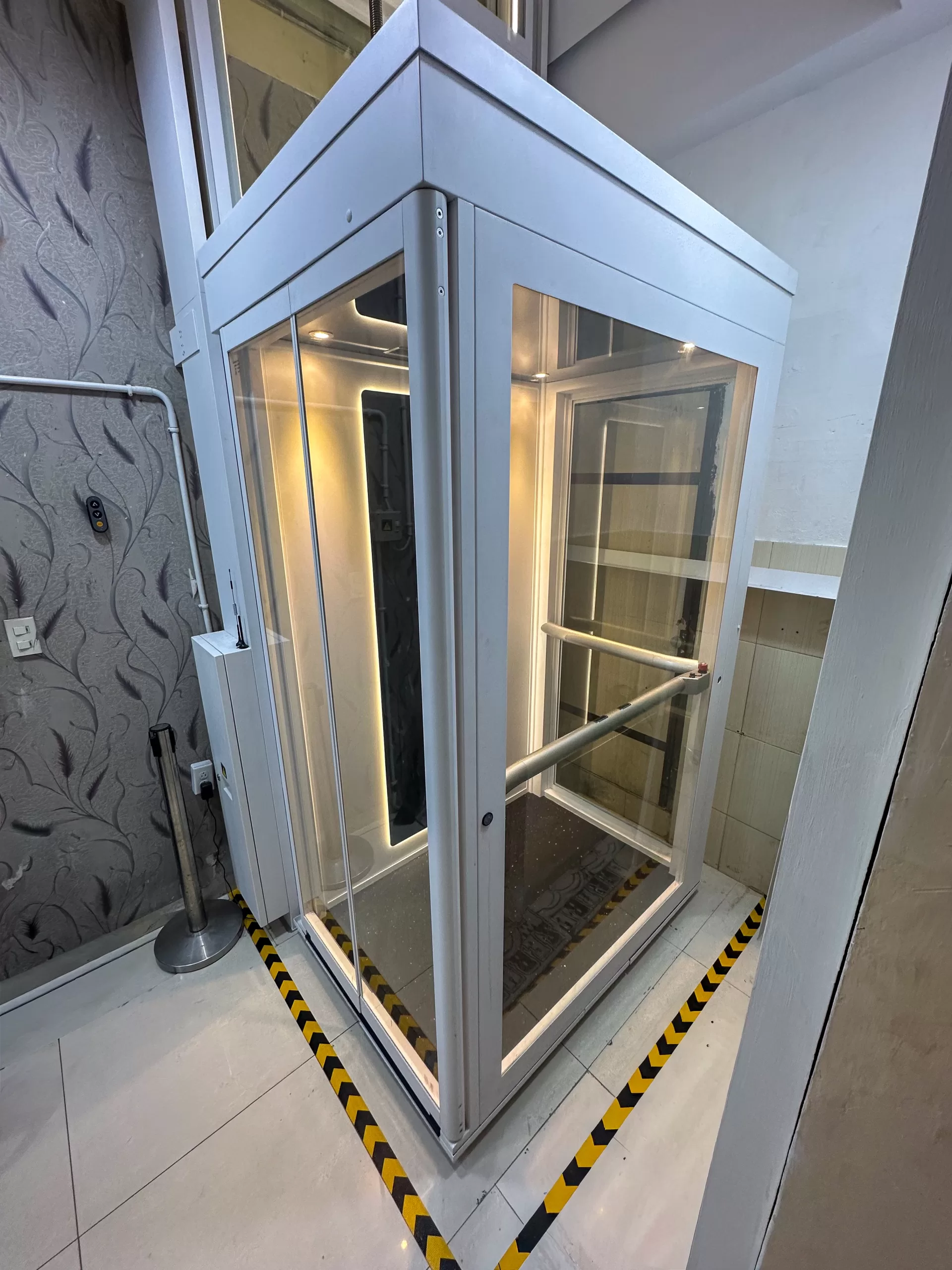 Area masuk lift Ascenda Size XL di klinik Medan dengan lantai datar dan pencahayaan kabin yang terang.