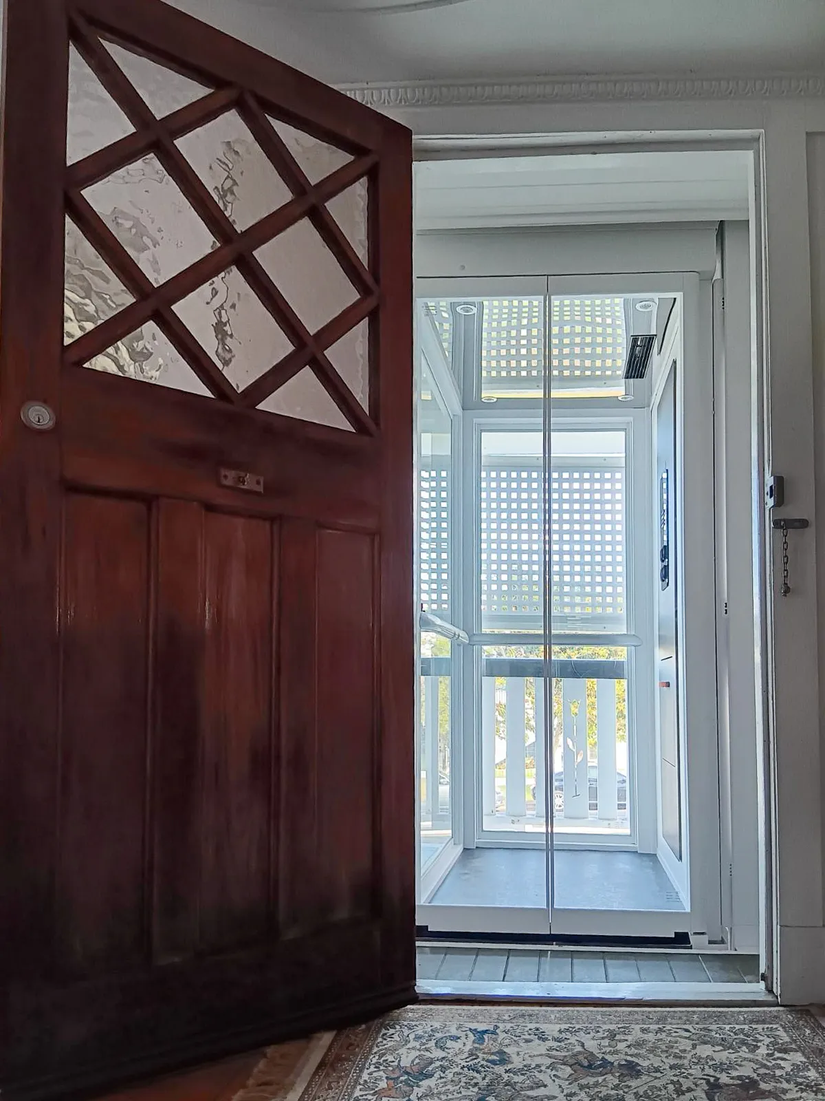 Mencari Outdoor Lift? Kenali Solusi Lift Rumah Semi-Outdoor yang Tepat 12 Lift rumah semi-outdoor berwarna putih yang dapat diakses langsung dari dalam rumah melalui pintu utama.