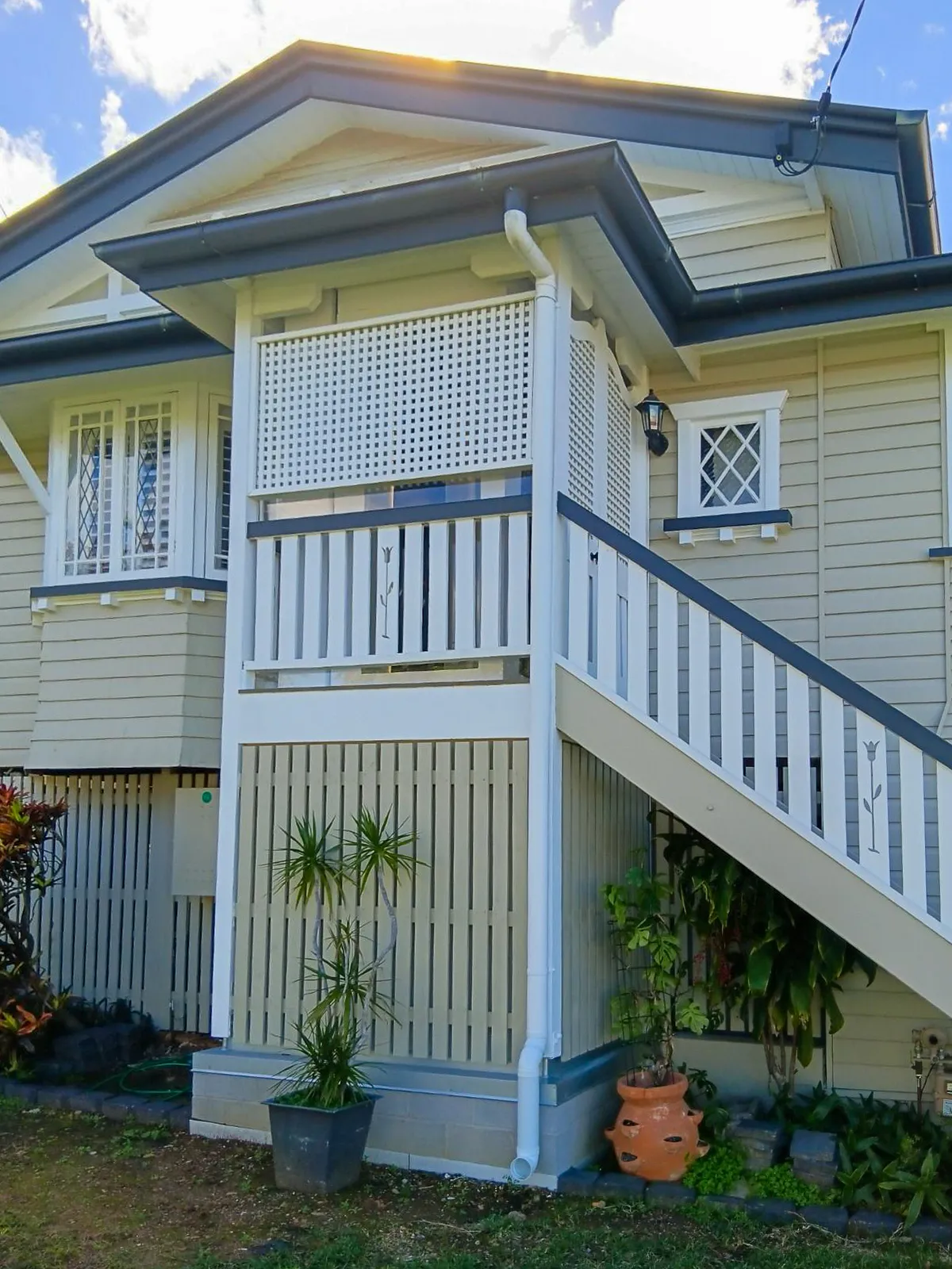 Mencari Outdoor Lift? Kenali Solusi Lift Rumah Semi-Outdoor yang Tepat 13 Lift rumah semi-outdoor berwarna putih yang dapat diakses langsung dari dalam rumah melalui pintu utama.