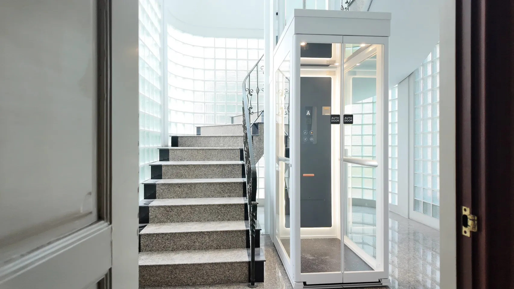 Lift Rumah Terkecil di Indonesia | Ascenda Size S 6 Lift rumah kecil Ascenda terpasang pada area void tangga di rumah 2 lantai.